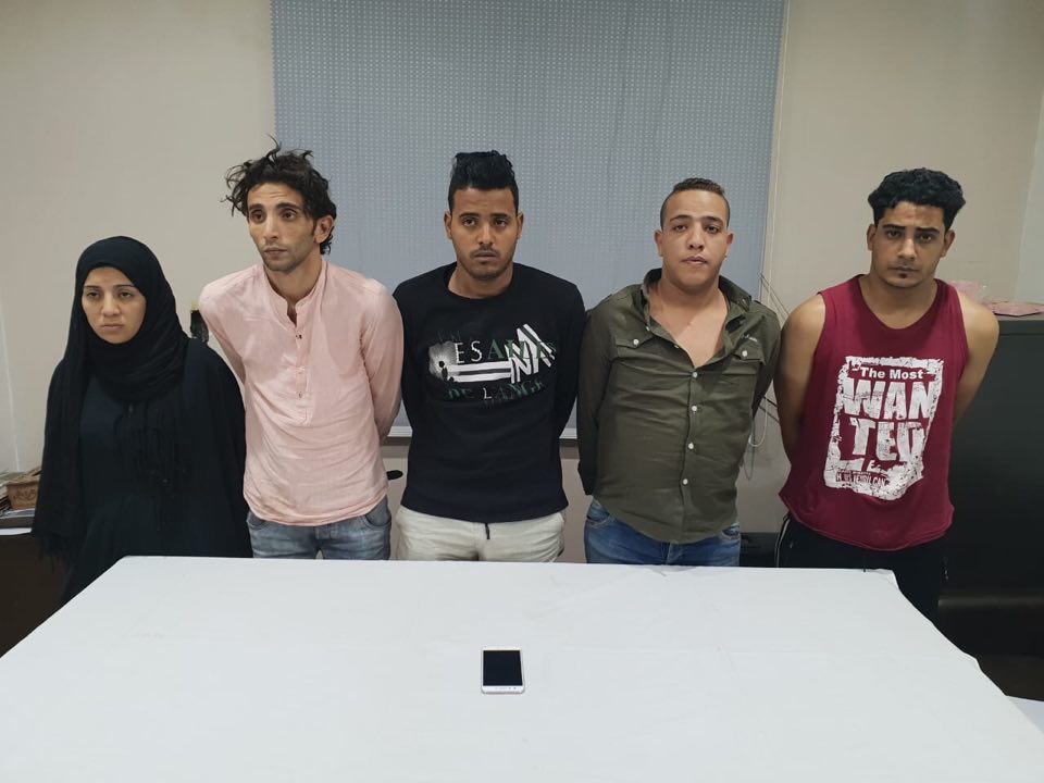 المتهمون عقب ضبطهم