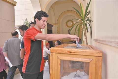 طالب يدلي بصوته في انتخابات اتحاد الطلاب بكلية الحقوق جامعة القاهرة