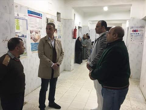 الدكتور أحمد الأنصاري محافظ الفيوم خلال زيارته مستشفى إطسا المركزي