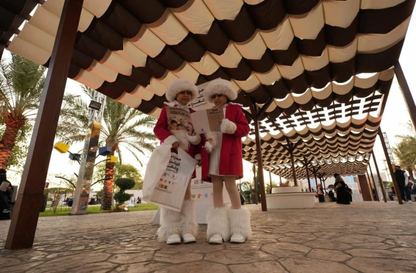 مهرجان الكُتّاب والقرّاء يحتفي بالكتاب في فضاء مفتوح عبر «الكتب المعلّقة» 