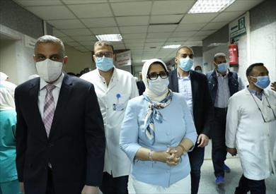 وزيرة الصحة خلال زيارة مستشفى سوهاج التعليمي