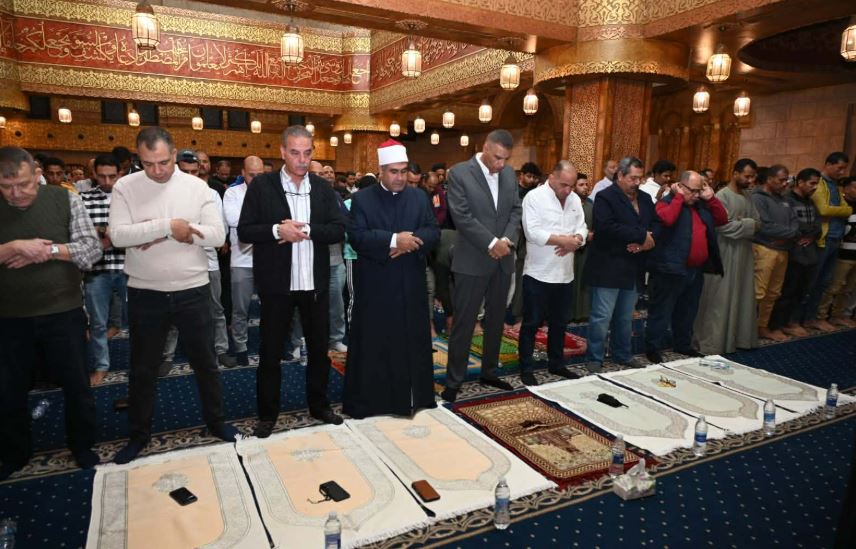 محافظ جنوب سيناء يؤدي صلاة التراويح بمسجد الصحابة بشرم الشيخ.. ويتفقد المركز الثقافي الإسلامي 