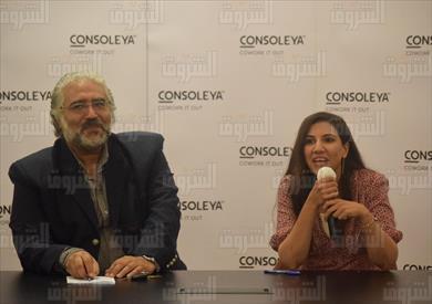 الكاتبة هبه خميس والمستشار الثقافى عماد العادلى