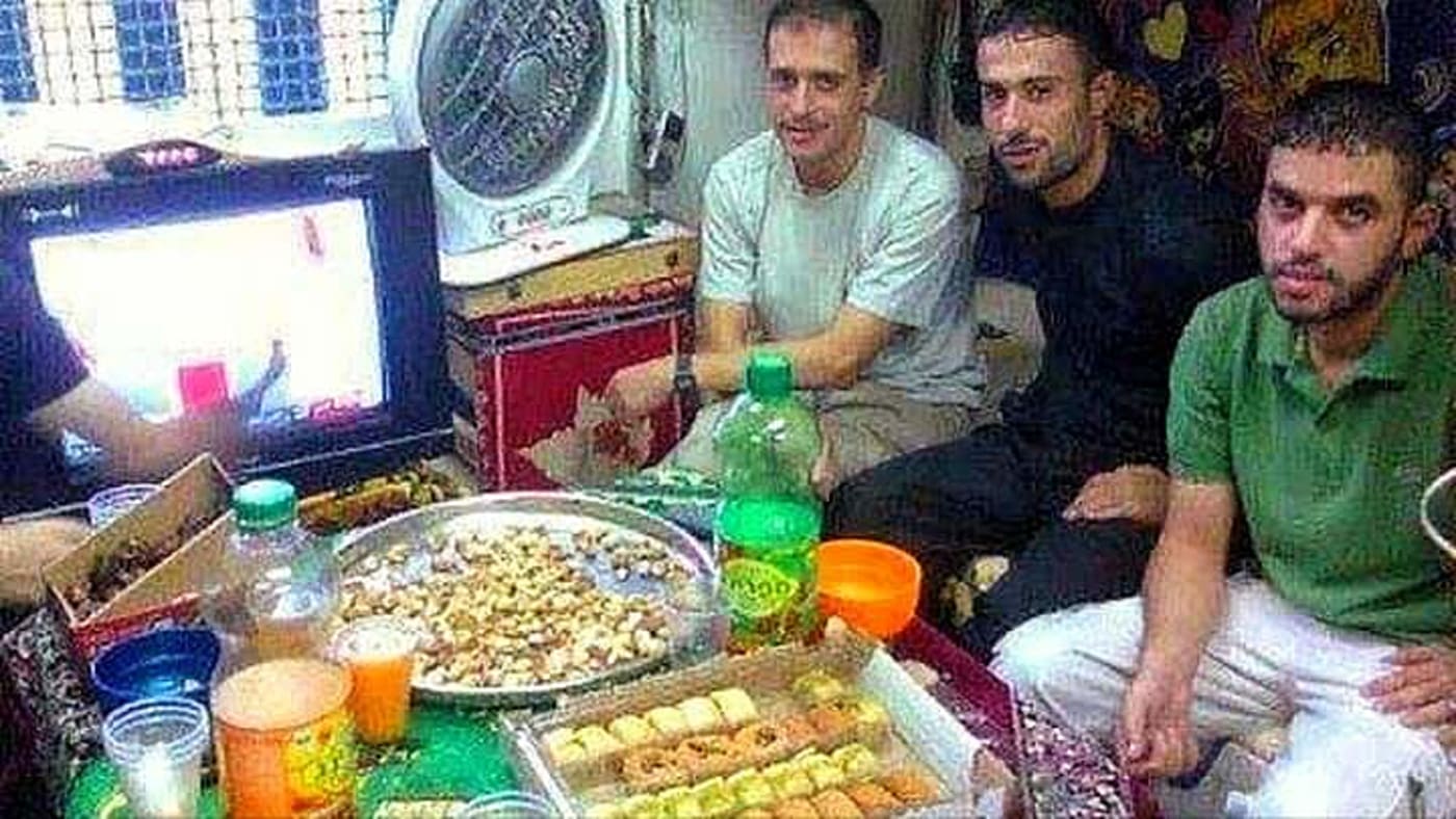 الأسرى في السجون