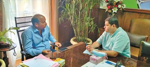 الدكتور حسام صلاح مدير مستشفيات قصر العيني مع محرر الشروق