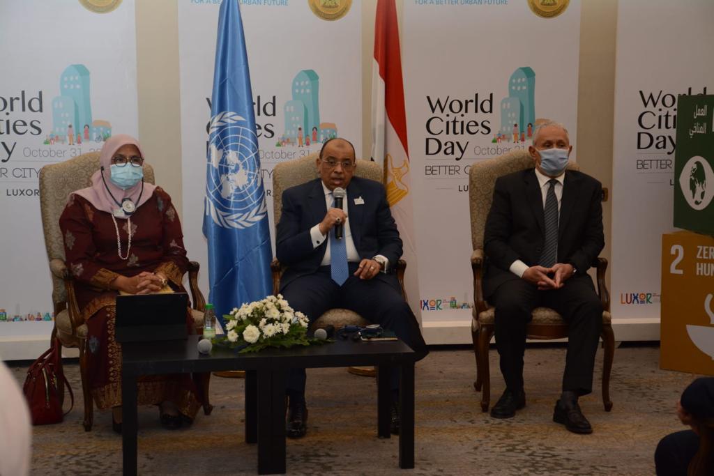 وزير التنمية المحلية والسيدة ميمونة خلال المؤتمر الصحفي بمدينة الأقصر