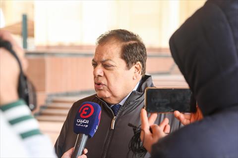 محمد أبو العينين خلال جنازة ياسر رزق