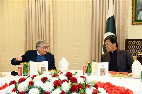رئيس وزراء باكستان عمران خان خلال لقائه مع بيل جيتس