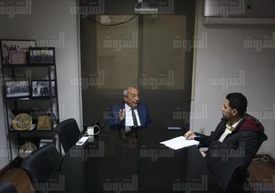 المهندس طارق النبراوي أثناء حواره مع محرر الشروق