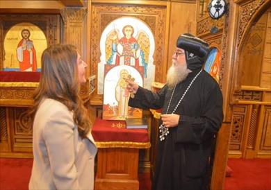 أسقف المنيا يهدي السفيرة الامريكية أيقونة رحلة العائلة المقدسة إلى مصر 
