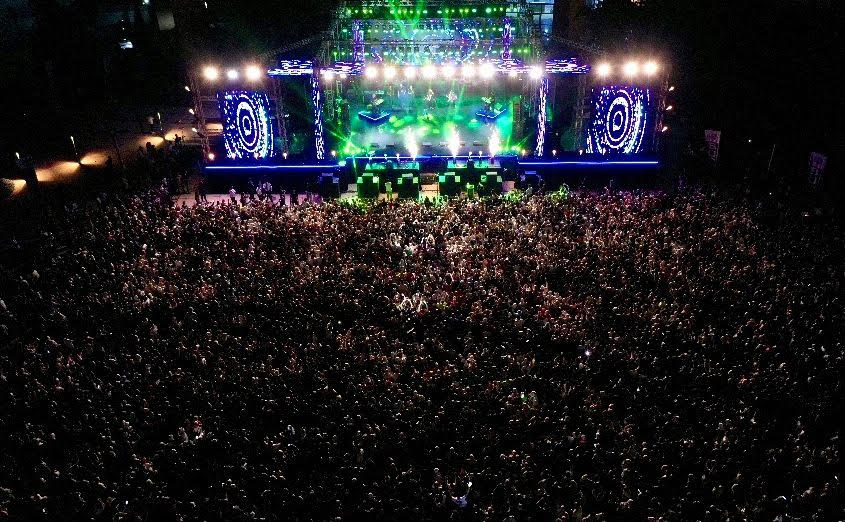 صورة أرشيفية لحفل الفنان حكيم في إحدى الجامعات الخاصة