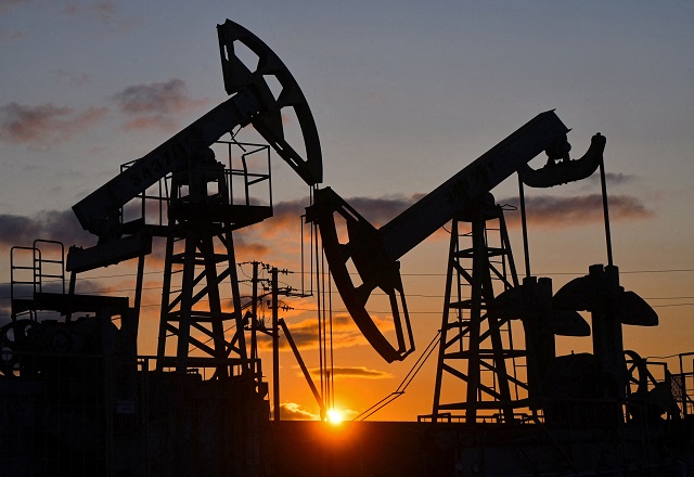 النفط يتجه لمكاسب أسبوعية 4% بسبب نمو الطلب العالمي