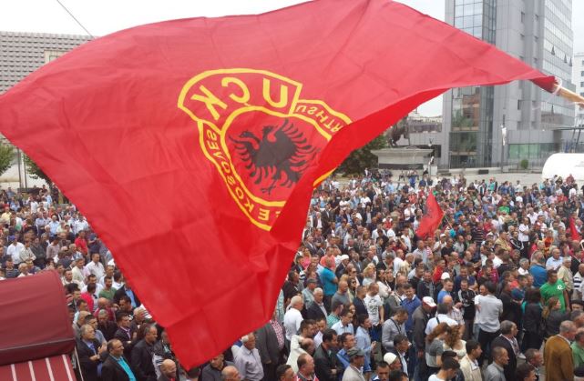 آلاف المتظاهرين في كوسوفو يرفضون محاكمة قادة جيش التحرير السابقين 