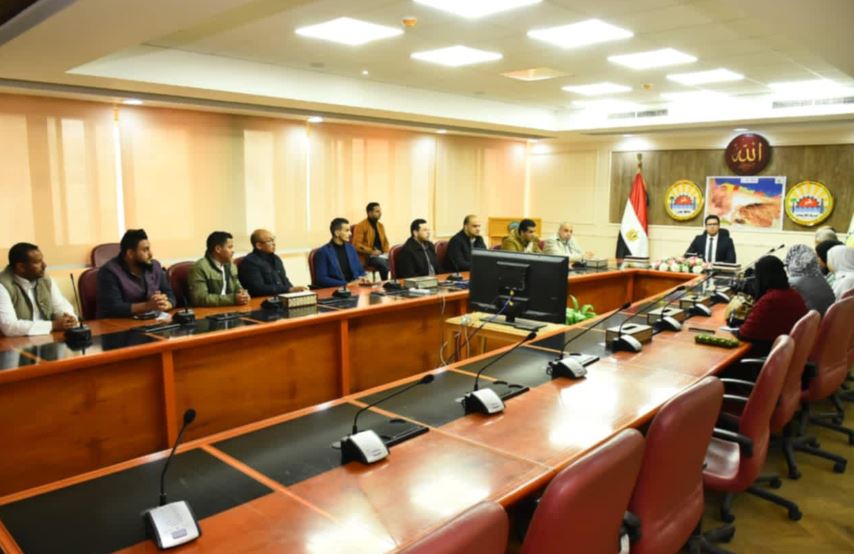 نائب محافظ مطروح يبحث مع منتجي التمور والزيتون إجراءات إقامة معرض كنوز 