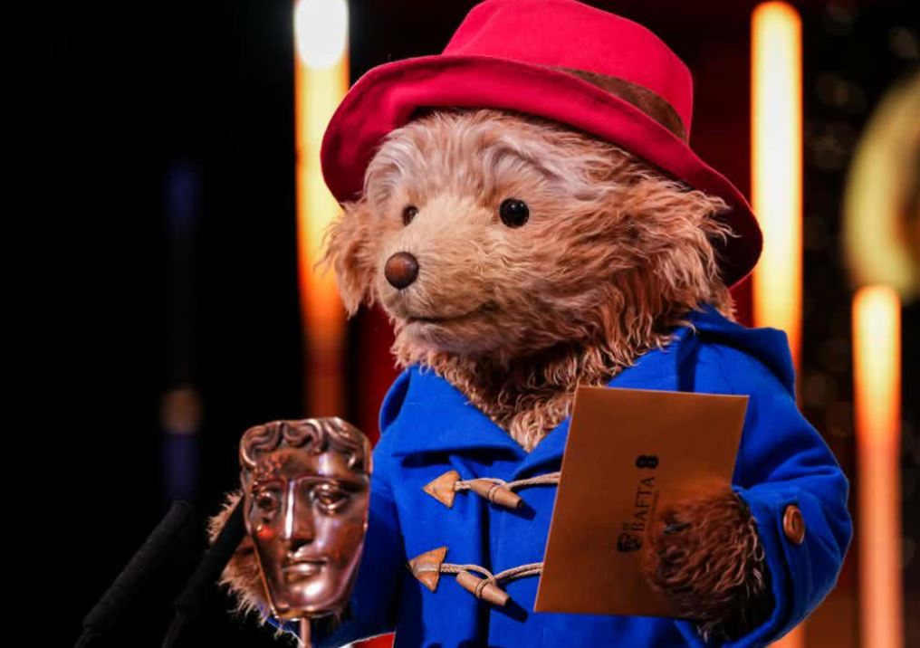 الدب بادينجتون يقدم جائزة أفضل فيلم للأطفال والعائلة في حفل جوائز بافتا 2026 