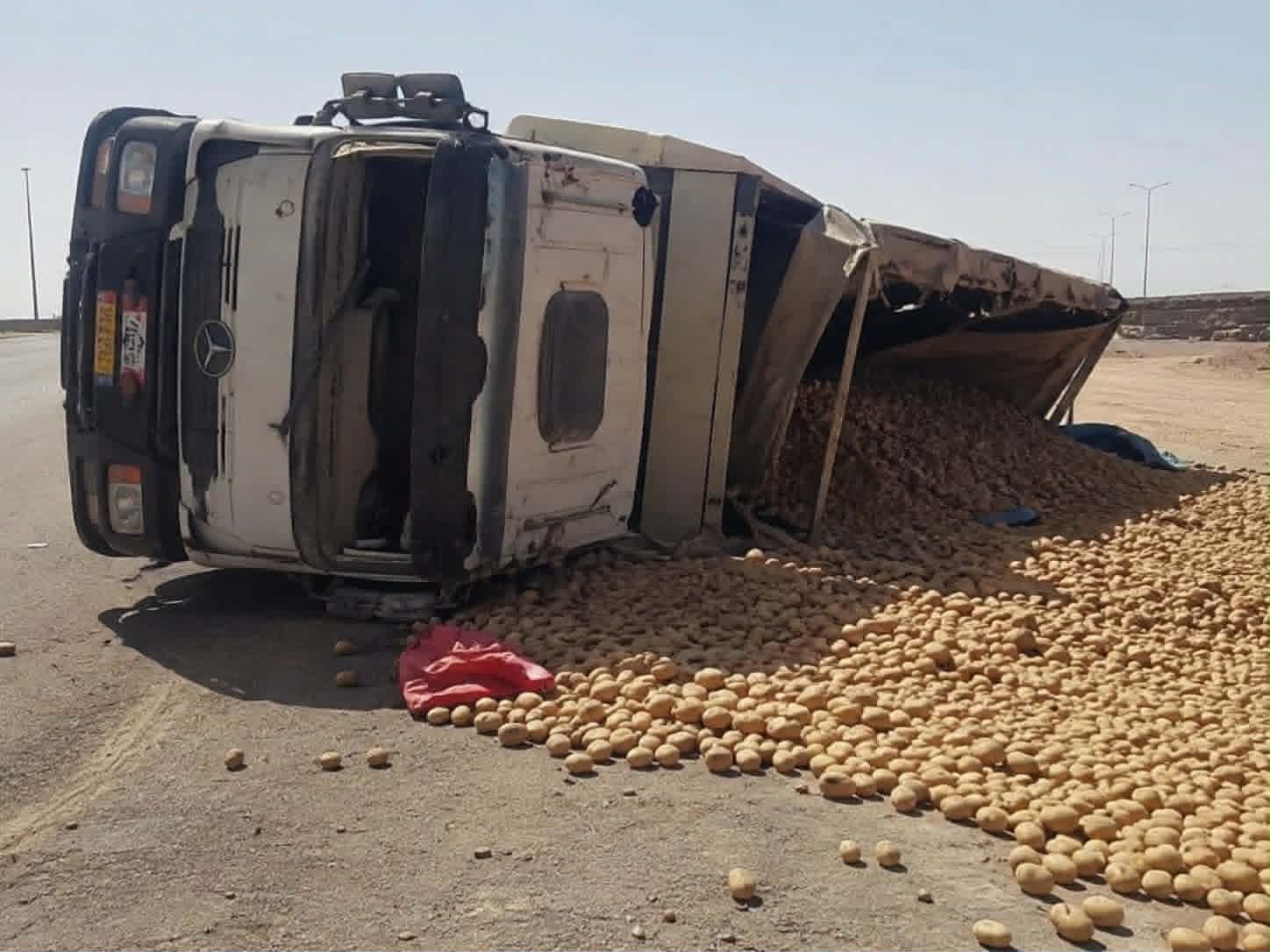 انقلاب شاحنة نقل ثقيل محملة بكميات بطاطس على طريق الواحات البحرية بالوادي الجديد 
