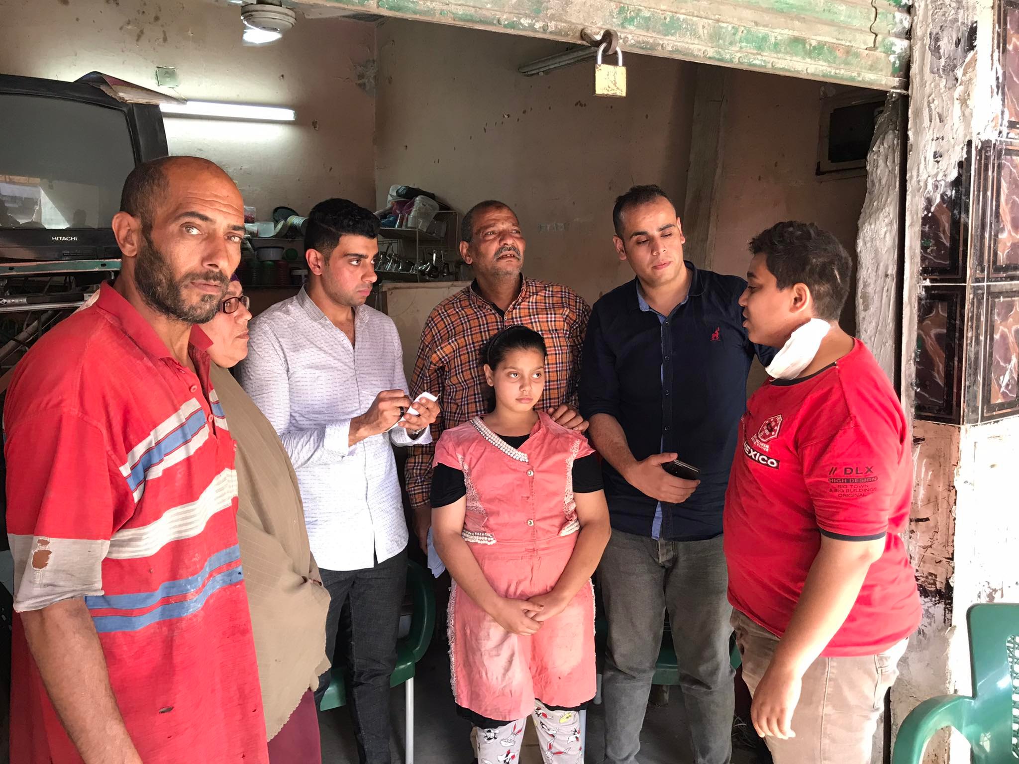 محرر «الشروق» أثناء لقائه أسرة الطالب المعتدى عليه