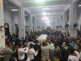 بدء الصلوات على جثامين ضحايا حادث حريق كنيسة المنيرة <br/>تصوير: أحمد عبدالفتاح