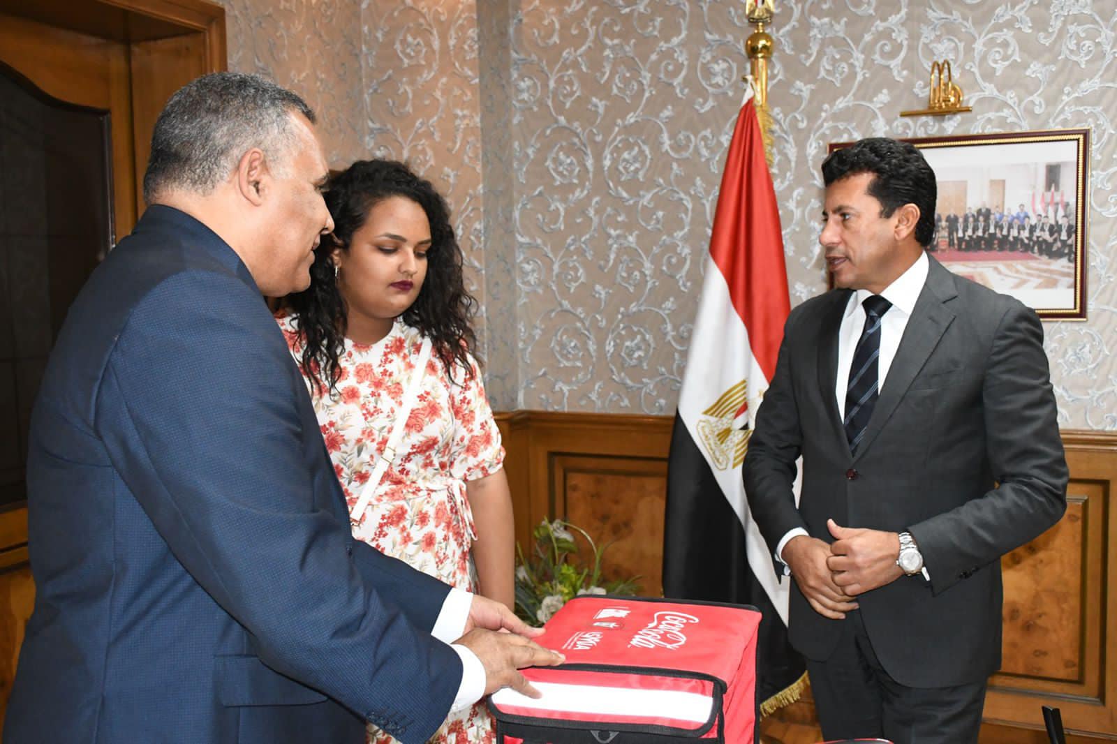 وزير الرياضة يكرم فتاة دليفري الإسكندرية ويهديها دراجة مجانية