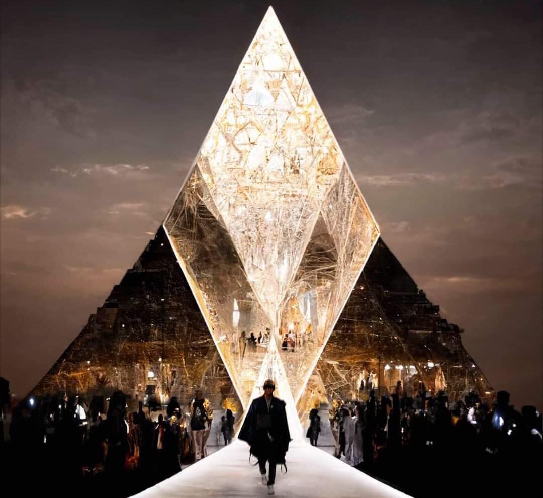ديور تطلق خط الأزياء الرجالي للخريف في حضن الأهرامات