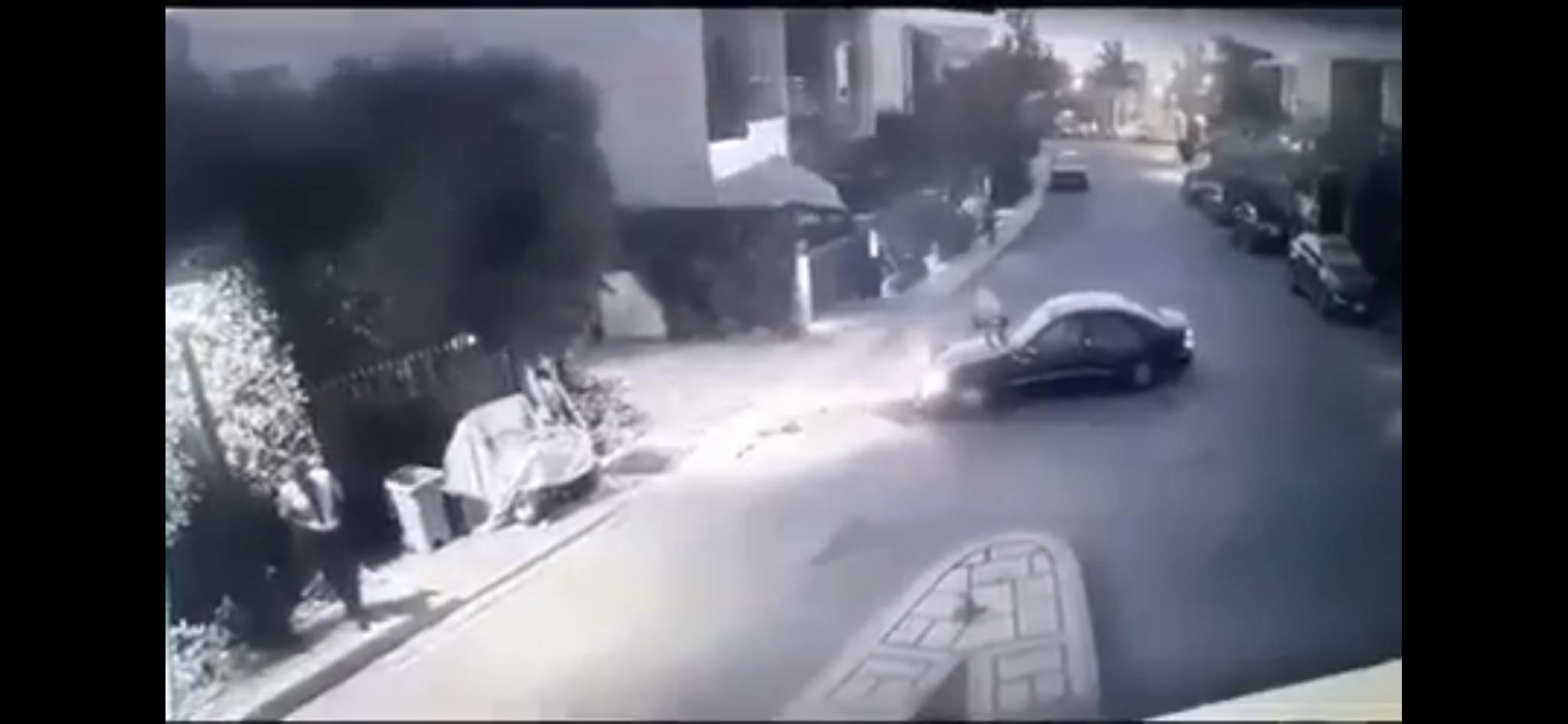 سيارة المتهم بعد رجوعها للخلف ودهس المجني عليهم
