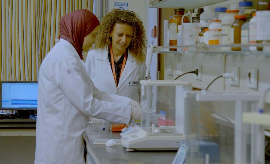 فيروز عاشور: كيف غيّرت منحة القلعة مسارها من طب الإسكندرية إلى جونز هوبكنز؟ 
