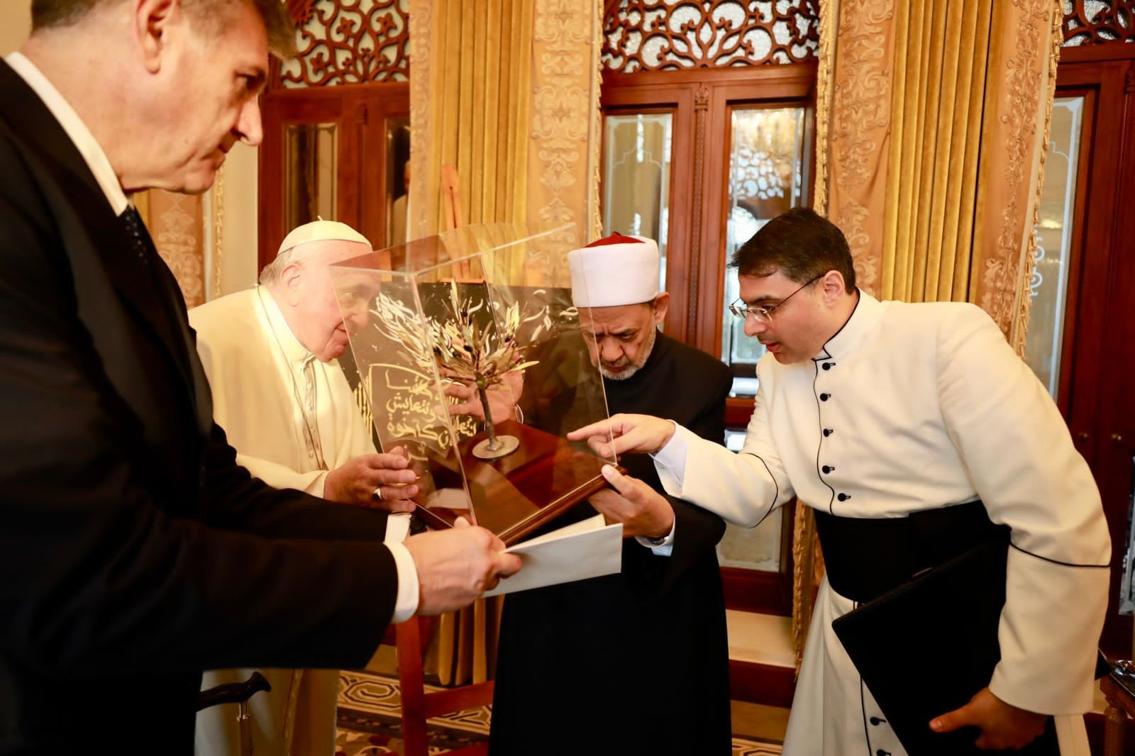 الإمام الطيب يهدي البابا فرانسيس لوحة فنية لجزء من وثيقة الأخوة الإنسانية