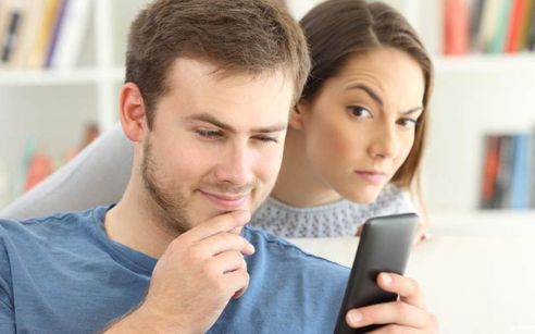 التفتيش الدائم في الهاتف.. تعرف على علامات عدم ثقة الزوجة في شريكها - بوابة  الشروق - نسخة الموبايل
