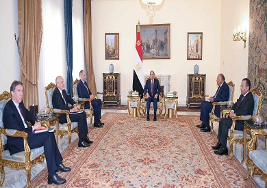 السيسي يستقبل وزير خارجية اليونان.. ويحذر من التصعيد العسكري في المنطقة