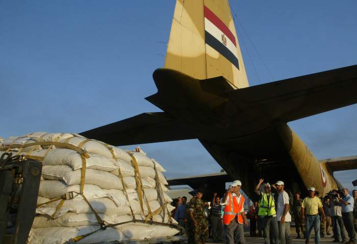 تفاصيل عملية الإسقاط الجوي المصرية للمساعدات في غزة