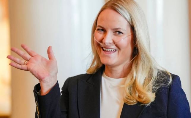 ولية عهد النرويج تظهر في مناسبة رسمية وهي تحمل أنبوب أكسجين 