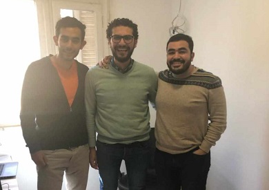 الفخراني على اليسار  واثنين من زملاءه بالشركة في القاهرة