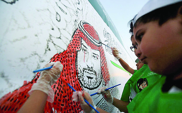 أطفال يرسمون صورة للأمير محمد بن سلمان خلال معرض وطني في جدة