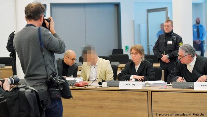 جانب من جلسات المحاكمة في جريمة مقتل ألماني طعنا في مدينة كمنيتس بشرق ألمانيا.
