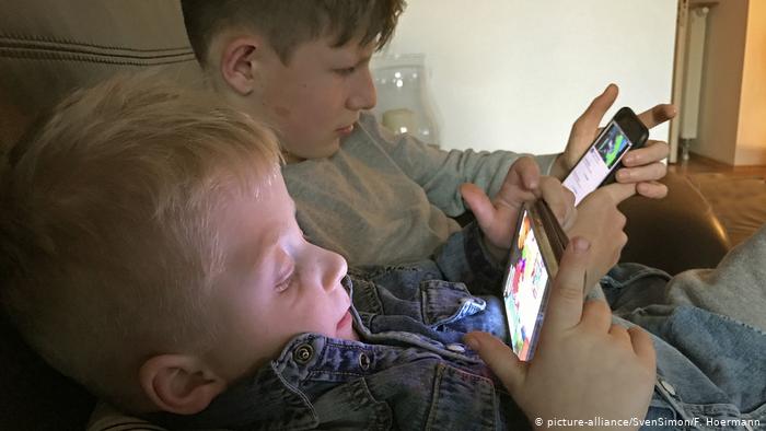 خلال فترة انتشار جائحة كورونا وتزايد العدوى، زاد استخدام الوسائط الرقمية لدى الشباب وصغار السن