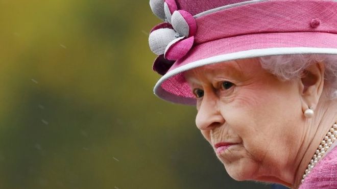 تكشف التسريبات أن حوالي 10 ملايين جنيه استرليني من أموال الملكة الخاصة تُستثمر في الخارج
