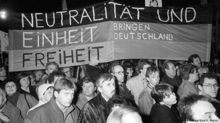 صورة من مظاهرة الاثنين في لايبزيغ عام 1990 للمطالبة بالحرية واحترام حقوق الإنسان وهو ما يستغله الآن حزب البديل