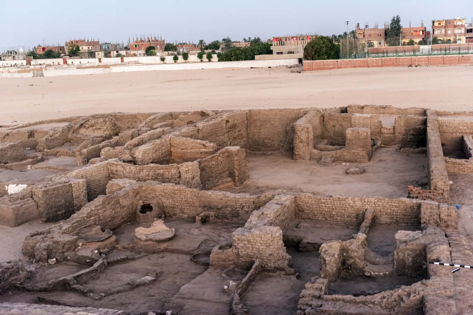 بالصور.. الكشف عن مدينة سكنية وجبانة قبطية بموقع شيخ العرب همام في قنا 