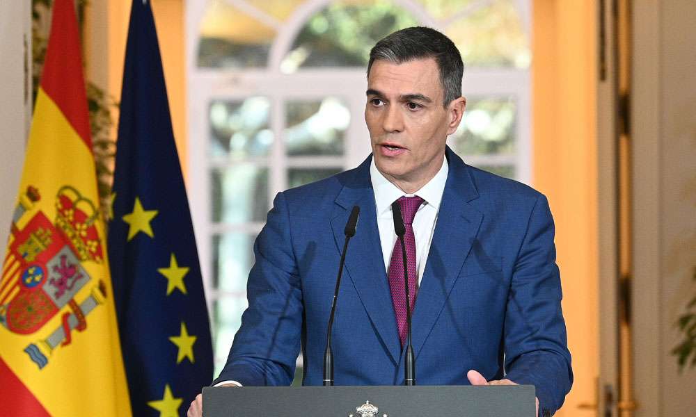 رئيس وزراء إسبانيا يدافع عن خطته لاستقبال نصف مليون مهاجر غير شرعي 