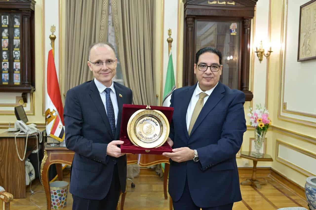 رئيس جامعة القاهرة وسفير بلغاريا بمصر يناقشان إقامة برامج ودرجات علمية مزدوجة 
