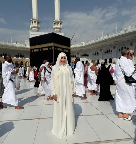 بالصور| بوسي تؤدي مناسك العمرة: الحمد لله الذي تمّ عليّ بنعمته.. اللهم تقبل مني 