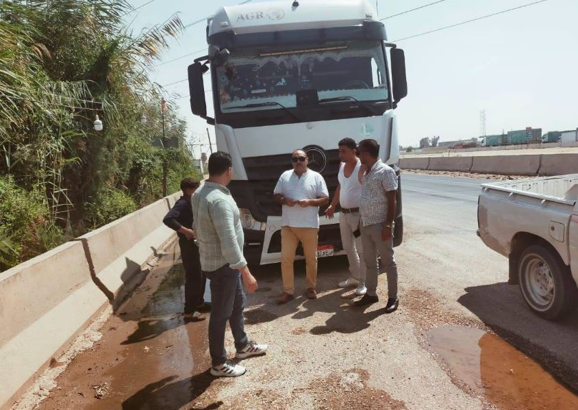 В Файюме задержали пятерых нарушителей, мывших автомобили на дороге