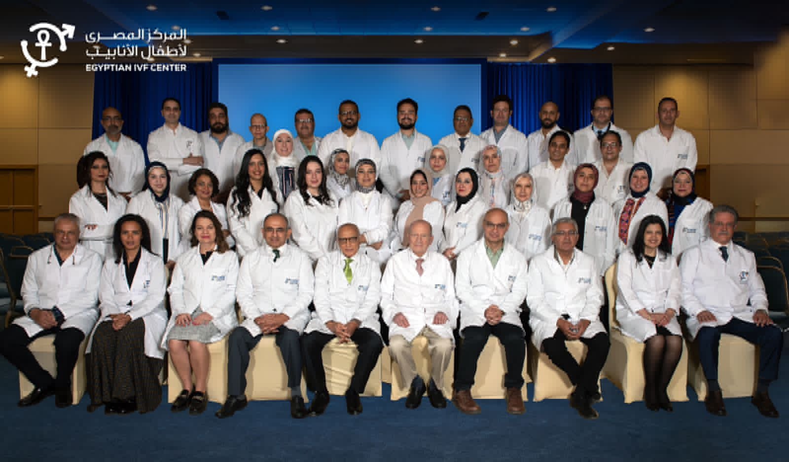 محمد أبوالغار يتوسط أطباء المركز المصرى لأطفال الأنابيب<br/>