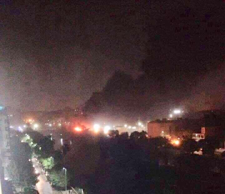 سحابة من الدخان تتصاعد من موقع الحريق على كورنيش قصر العيني