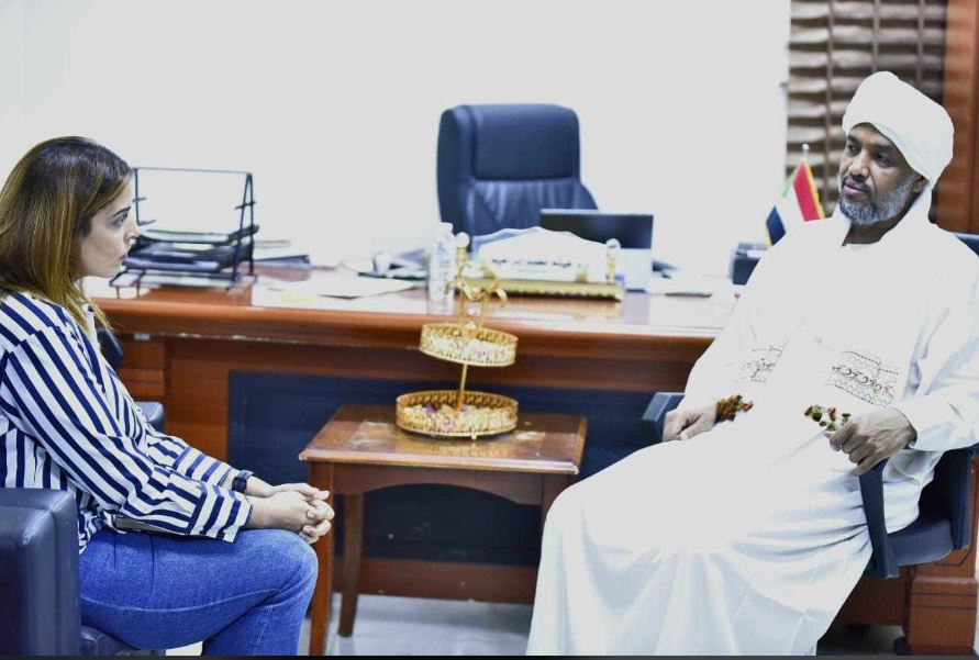 وزير الصحة السوداني خلال حواره مع محررة الشروق - تصوير: محمد عيسى