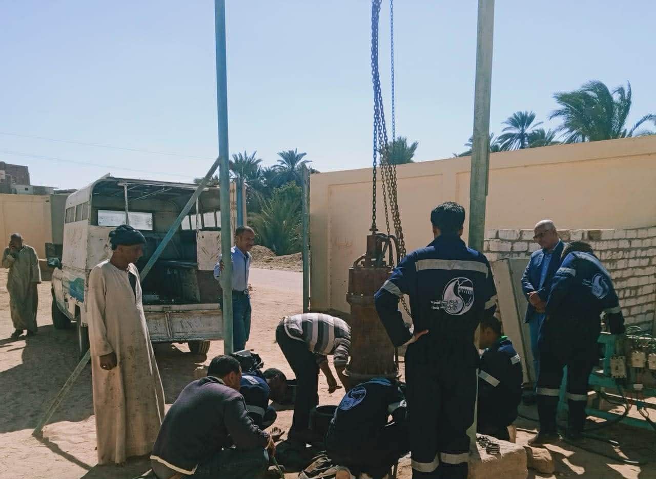 محافظ أسوان يتدخل لحل مشكلة أهالي قرية جعفر الصادق وانتظام مياه الشرب 