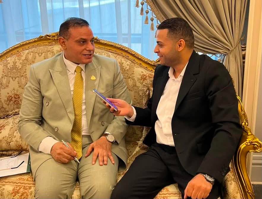 محرر الشروق أثناء حواره مع مختار همام