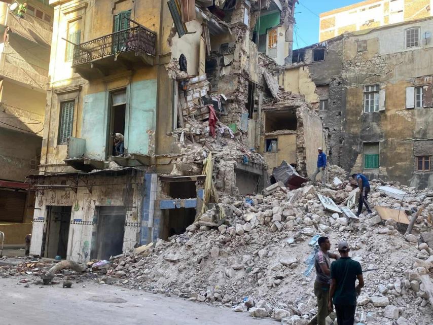 تدخل عاجل من رئيس حي غرب الإسكندرية لإزالة خطورة داهمة بعقار في كرموز حفاظًا على سلامة المواطنين 