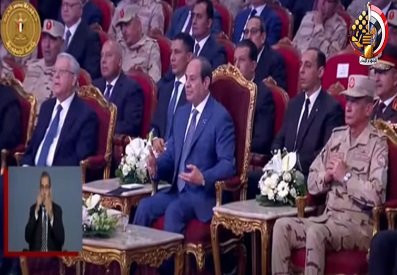احتفالية يوم الشهيد.. مصطفى حسني يدعو لمصر والرئيس السيسي يؤمِّن وراءه