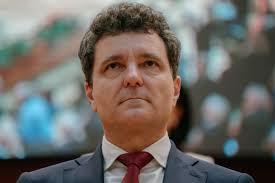 رئيس رومانيا يجري محادثات لإنقاذ الحكومة من الانهيار 